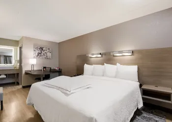 Red Roof Inn PLUS+ Chicago - Naperville hotel thumbnail 6