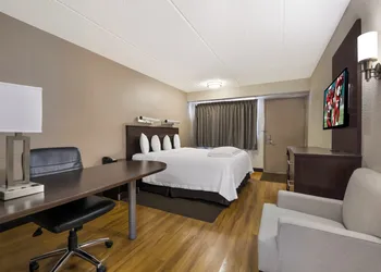 Red Roof Inn PLUS+ Nashville Airport hotel thumbnail 7