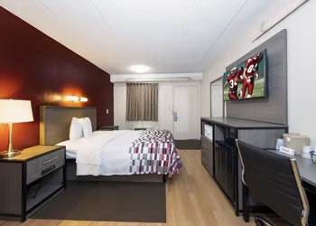 Red Roof Inn Edison hotel thumbnail 5