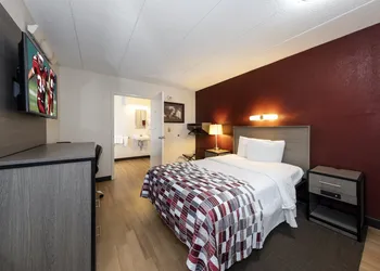 Red Roof Inn Edison hotel thumbnail 7