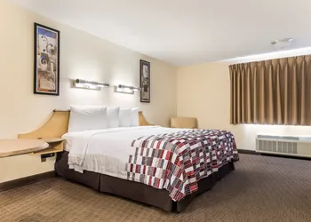 Red Roof Inn Cleveland Airport-Middleburg Heights hotel thumbnail 4