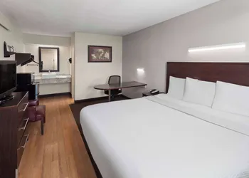 Travelodge by Wyndham Peoria hotel thumbnail 6