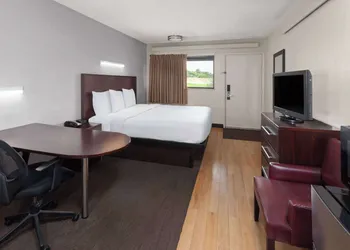 Travelodge by Wyndham Peoria hotel thumbnail 7