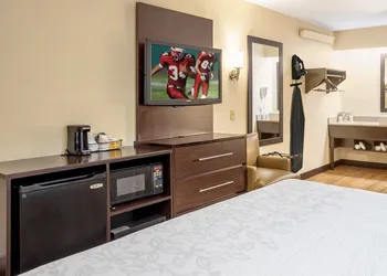 Red Roof Inn PLUS+ Secaucus - Meadowlands - NYC hotel thumbnail 4