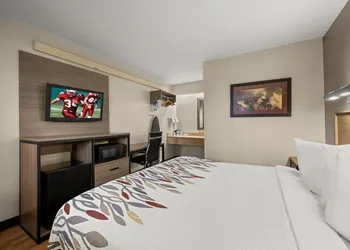 Red Roof Inn Detroit - Royal Oak/ Madison Heights hotel thumbnail 4