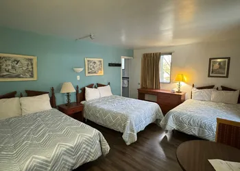 6267 Persepolis Inn hotel thumbnail 3