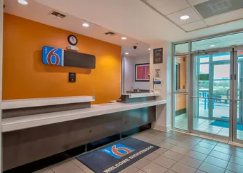 Motel 6 Eagle Pass, TX - Lakeside hotel thumbnail 2