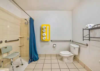 Motel 6 Eagle Pass, TX - Lakeside hotel thumbnail 5