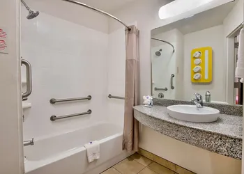 Motel 6 Eagle Pass, TX - Lakeside hotel thumbnail 8