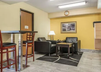 Quality Inn & Suites Pittsburgh Harmarville hotel thumbnail 2
