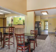 Quality Inn & Suites Pittsburgh Harmarville hotel detail image 4