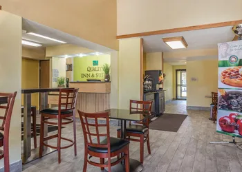 Quality Inn & Suites Pittsburgh Harmarville hotel thumbnail 4