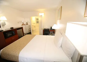 Travelodge by Wyndham Burbank-Glendale hotel thumbnail 4