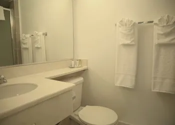 Travelodge by Wyndham Burbank-Glendale hotel thumbnail 5