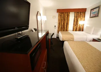 Travelodge by Wyndham Burbank-Glendale hotel thumbnail 7