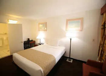 Travelodge by Wyndham Burbank-Glendale hotel thumbnail 8