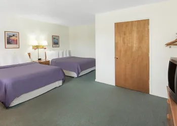 Redwood Inn hotel thumbnail 3