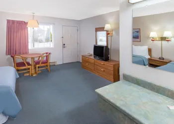 Redwood Inn hotel thumbnail 5