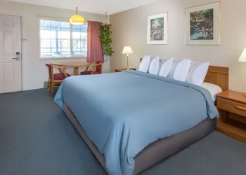 Redwood Inn hotel thumbnail 6