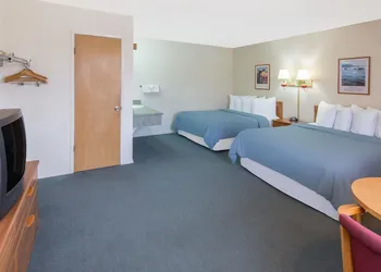 Redwood Inn hotel thumbnail 7