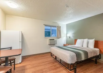HomeTowne Studios by Red Roof Orlando - Casselberry hotel thumbnail 6