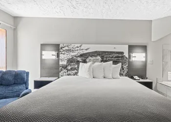 Super 8 by Wyndham Norman West OK hotel thumbnail 5