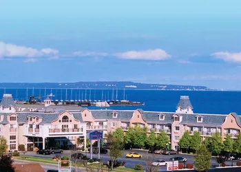 Hamilton Inn Select Beachfront Mackinaw City hotel thumbnail 2