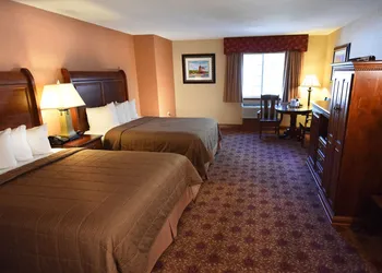 Hamilton Inn Select Beachfront Mackinaw City hotel thumbnail 3