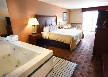 Hamilton Inn Select Beachfront Mackinaw City hotel thumbnail 4