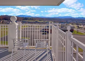 Holiday Inn Express and Suites Pigeon Forge Sevierville by IHG hotel thumbnail 8