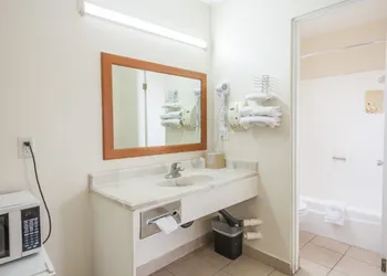 Vagabond Inn Hemet hotel thumbnail 7