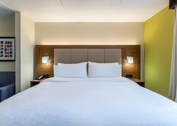 Holiday Inn Express & Suites Cedar Falls - Waterloo by IHG hotel thumbnail 8