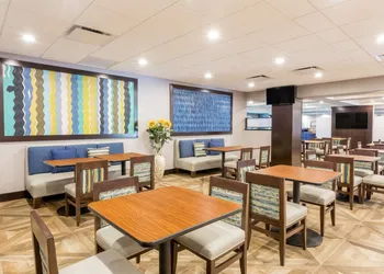 Wingate by Wyndham Convention Ctr Closest Universal Orlando hotel thumbnail 6