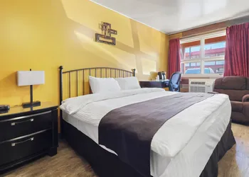 Dauphin Inn Express hotel thumbnail 7