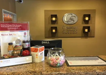 Comfort Suites Near Six Flags Magic Mountain hotel thumbnail 4