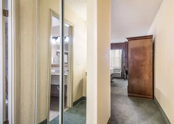 Red Lion Hotel Portland Airport hotel thumbnail 6