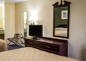 Rodeway Inn & Suites Plymouth Hwy 64 hotel thumbnail 6