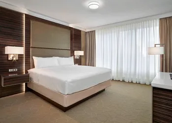 Delta Hotels by Marriott Edmonton Centre Suites hotel thumbnail 5