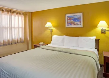 Travelodge by Wyndham Fort Lauderdale hotel thumbnail 5