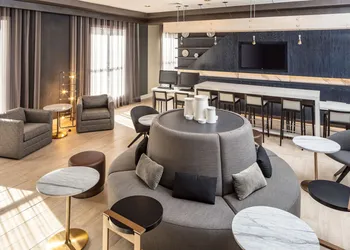 Doubletree By Hilton Boston Logan Airport Chelsea hotel thumbnail 2