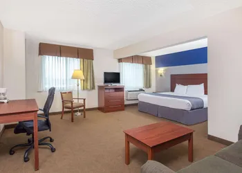 Baymont by Wyndham Dubuque hotel thumbnail 3