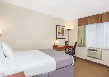 Baymont by Wyndham Dubuque hotel thumbnail 5