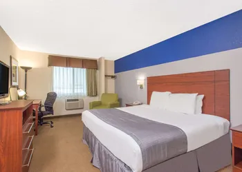 Baymont by Wyndham Dubuque hotel thumbnail 7
