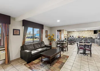 Days Inn & Suites by Wyndham Des Moines Airport hotel thumbnail 3