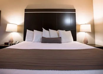 Ten Pin Inn & Suites hotel thumbnail 7
