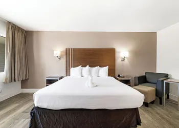 Heritage Inn Express Roseville hotel thumbnail 5