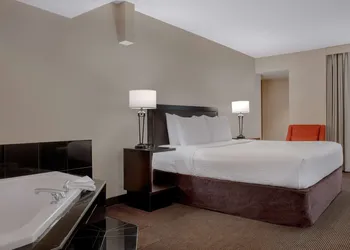 Ramada Plaza by Wyndham Calgary Downtown hotel thumbnail 6