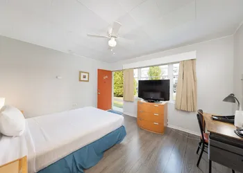 2400 Motel hotel thumbnail 8