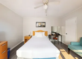 2400 Motel hotel thumbnail 5
