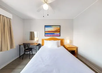 2400 Motel hotel thumbnail 7